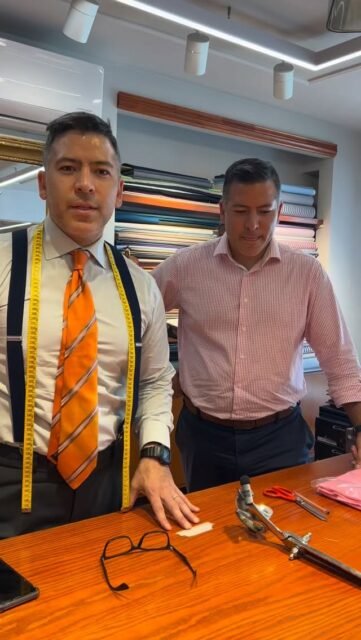 Si! Somos mellizos!
Like para 2da parte 🪡🧵

#Hermanos #sastreria #familybusiness #hertiage #chile #trad #vitacura #amedida