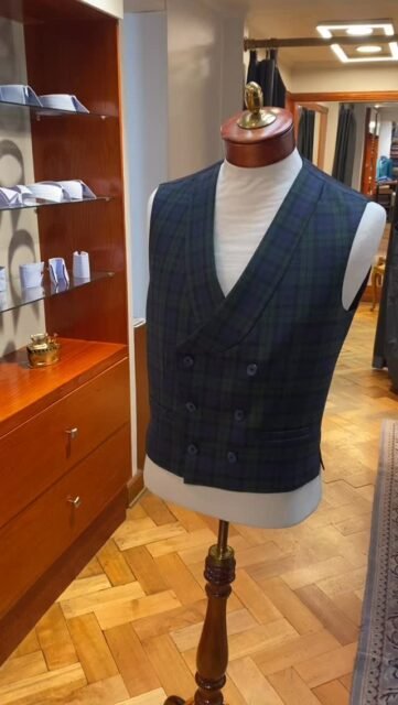 Chaleco Cruzado con solapa redonda sobre un Tartan Verde . Un espectáculo !